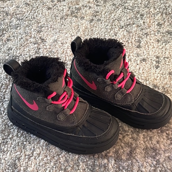 Nike ACG Other - Nike Kids ACG Fur Lined Sneaker Boots Size:11C Hot Pink Black and Grey